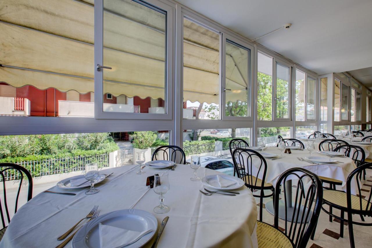 Hotel Christian Ideale Per Famiglie Riccione Esterno foto