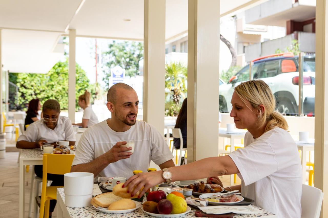 Hotel Christian Ideale Per Famiglie Riccione Esterno foto