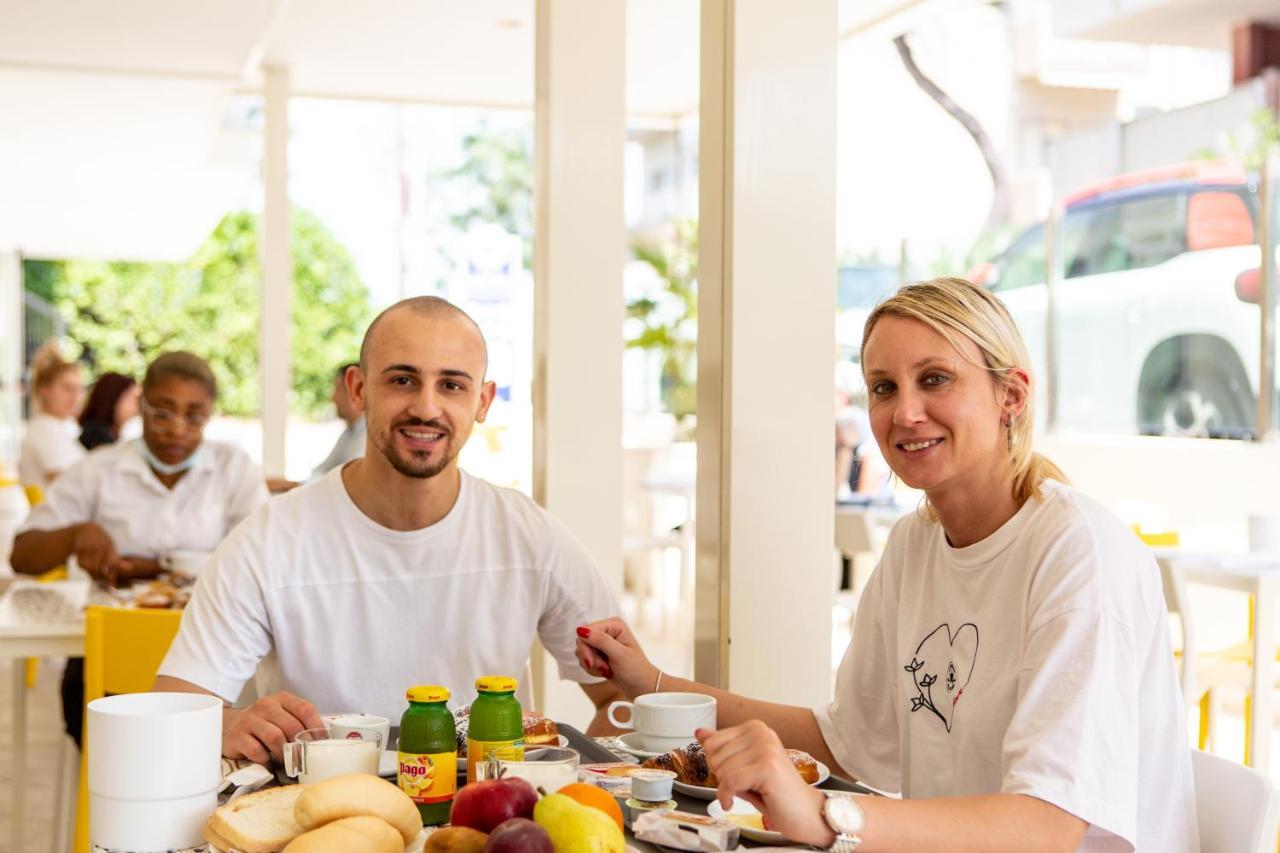 Hotel Christian Ideale Per Famiglie Riccione Esterno foto
